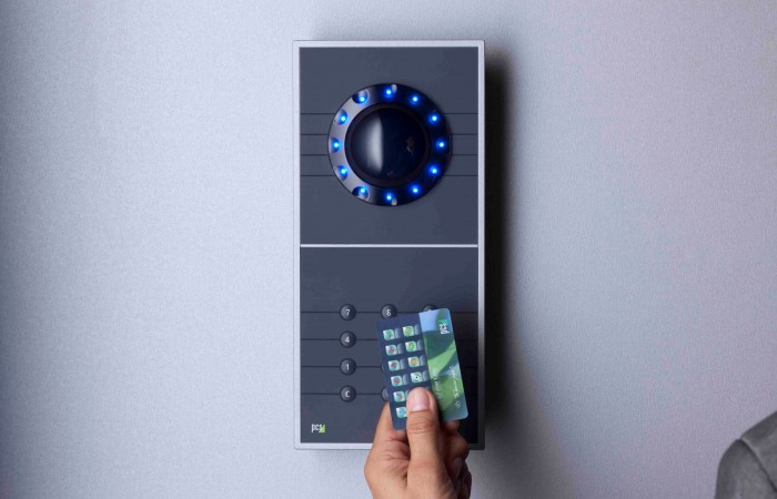 INTUS 1600PS Leser Wandmontage - Einlesen der RFID-Zutrittskarte